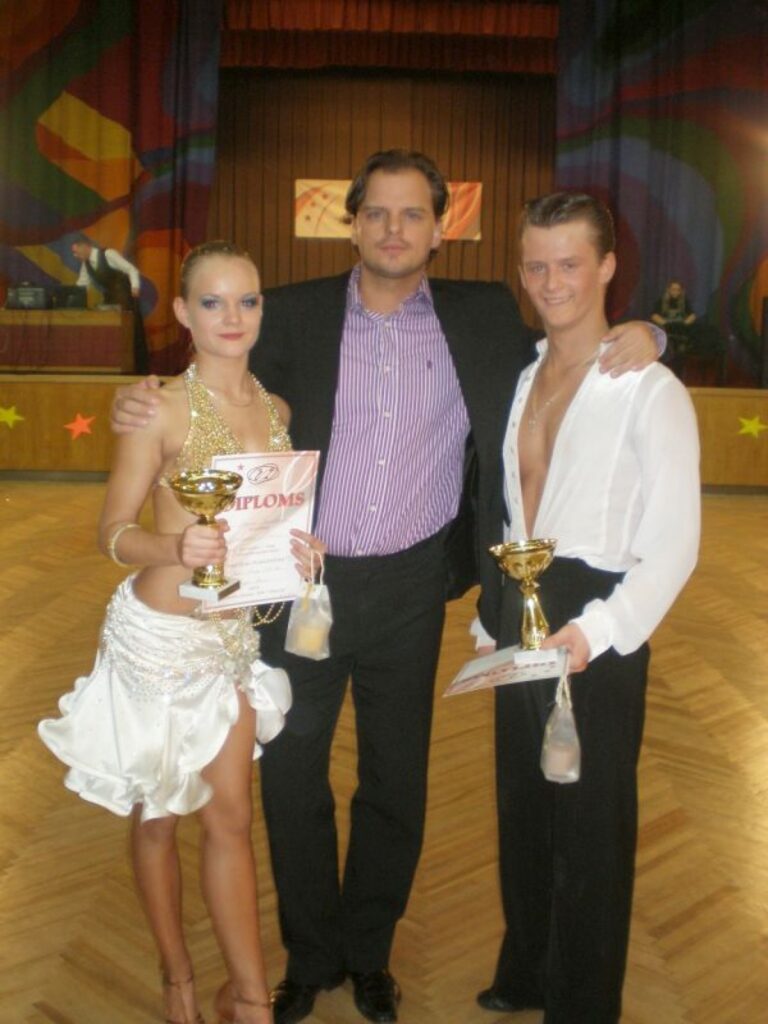 Par savu audzēkņu Artūra Caunes un Megijas Grundbergas uzvaru „Latvijas kausa” izcīņā priecājas sporta deju treneris Ojārs Bācis.
Autors: No personīgā arhīva