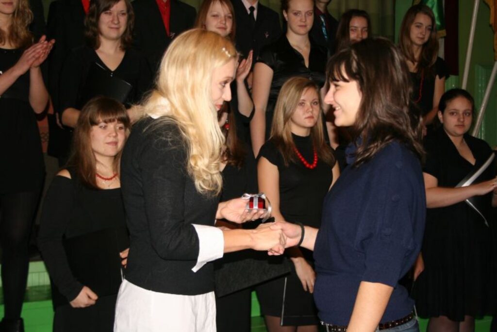 Šonedēļ bijusī Valkas ģimnāzijas absolvente Latvijas Nacionālās un Grācas operas (Austrija) soliste Silga Tīruma aizvadītā mācību gada absolventei Dainai Pētersonei pasniedza skolas simbolu “Sudraba pogu”. 
Autors: Inga Karpova