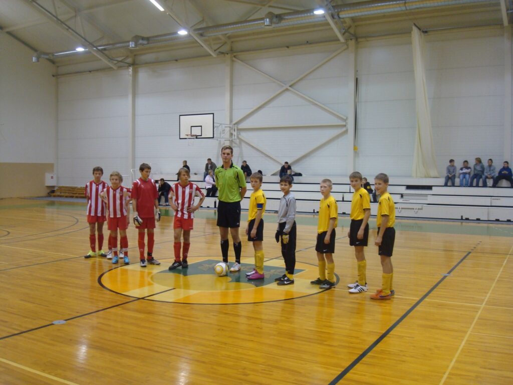 Spēlei 1998. gadā dzimušo sportistu grupā gatavojas “FK “Smiltene”/BJSS” komanda (no labās) un igauņu futbolisti, Tartu “FC Santos” komanda. 
Autors: No personīgā arhīva
