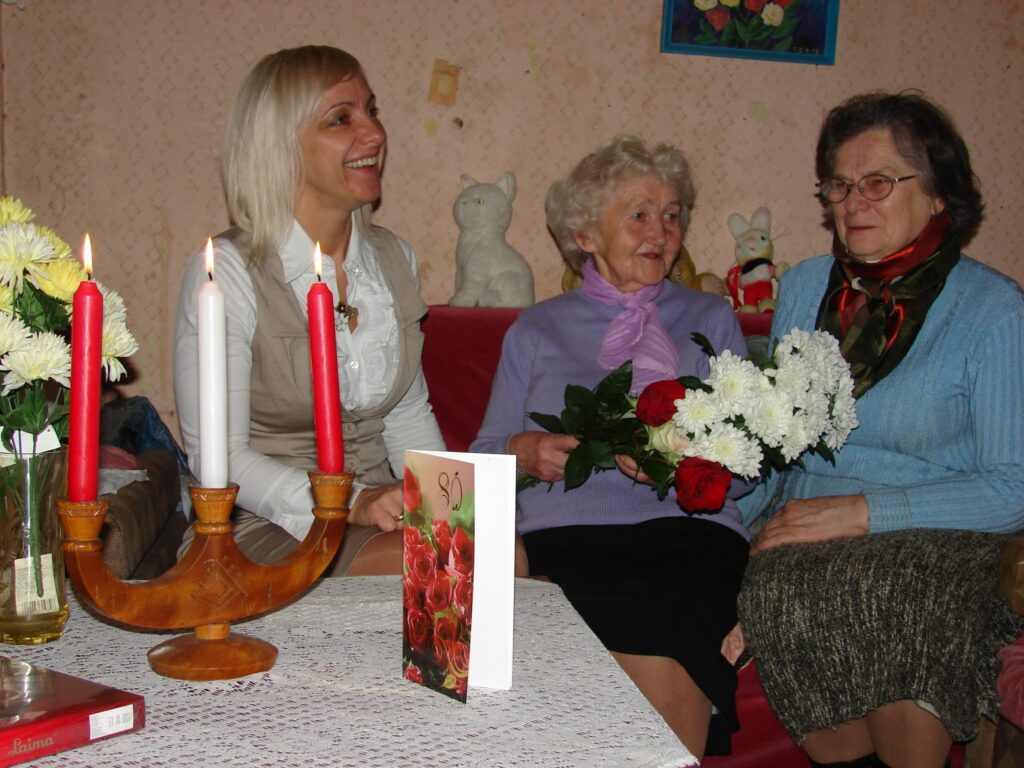  Smiltenietei Ženijai Grimai (vidū) 18. novembrī, Latvijas dzimšanas dienā, apritēs 80 gadu. Sirmo kundzi apsveica Smiltenes novada domes Kultūras nodaļas vadītāja Pārsla Jansone (no kreisās) un pilsētas pensionāru apvienības vadītāja Aija Meldere.
Autors: Sandra Pētersone