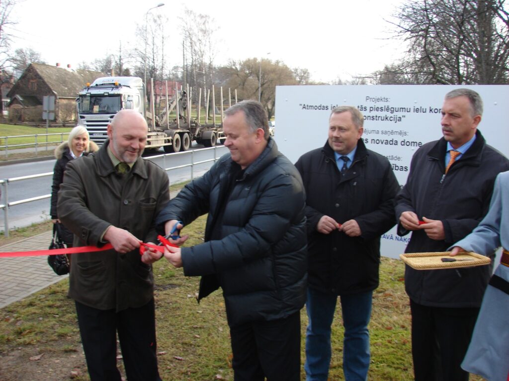 Smiltenē ir noslēgusies Atmodas un Raiņa ielas rekonstrukcija. Par paveikto gandarīti uzņēmuma “8CBR” valdes priekšsēdētājs Andris Lacbergs (no kreisās), Smiltenes novada domes tehniskais direktors Uldis Rudzītis, būvuzraugs Māris Jurēvičs un pašvaldības vadītājs Ainārs Mežulis.
Autors: Sandra Pētersone