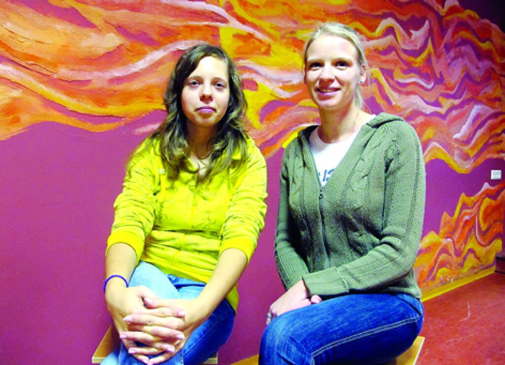 Valkas jauniešu domes darba koordinatore Romina Meļņika (no labās) un organizācijas aktīviste Laura Tetere ir uzņēmušās novada jauniešu domes veidošanas iniciatīvu. 
Autors: Aldis Dubļāns