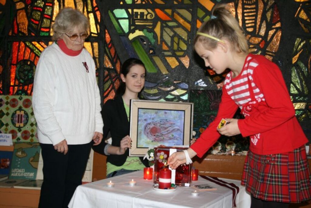 Atklājot Latvijas valsts svētkiem veltīto izstādi Variņu pamatskolā, svecīti iededzināja mākslas pulciņa vadītājas Maigas Āboliņas audzēkne Una Muižniece. Pašpārvaldes prezidentei Lienei Ciemiņai (vidū) no izstādes darbiem patīk skolasbiedrenes Lauras Brasles gleznas. 
Autors: Sandra Pētersone