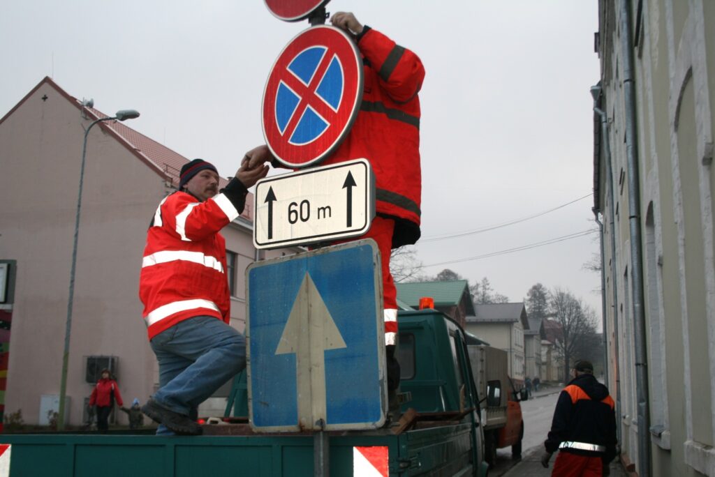 Jo vairāk naudas šoziem nāksies izdot sniega tīrīšanai un ceļu kaisīšanai, jo mazāk līdzekļu pietiks citiem uzturēšanas darbiem, kā, piemēram, šādai ceļa zīmju atjaunošanai, ko vakar Smiltenē paveica Smiltenes ceļu rajona strādnieki.
Autors: Sandra Pētersone