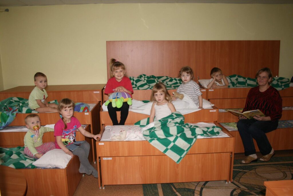 Birzuļu pirmsskolas izglītības grupiņas audzēkņi jaunajā vietā iejutušies labi. Viens bērns jau iemidzis, klausoties pasaku, ko lasa audzinātāja Andra Ozoliņa, bet pārējie mazliet samiegojušies piekrīt nofotografēties. Pēc tam katrs uz savu gultu, lai laistos saldā miedziņā.
Autors: Santa Sinka