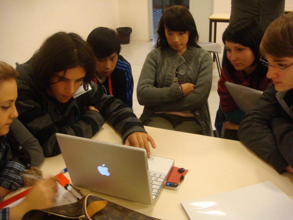  Jau šajā mācību gadā Smiltenē skolēni no sešām valstīm rādīs pašu veidotus audio un video raidījumus. Kā tos veidot, Itālijā tikko mācījās arī smilteniete Baiba Paegle. 
Autors: No personīgā arhīva