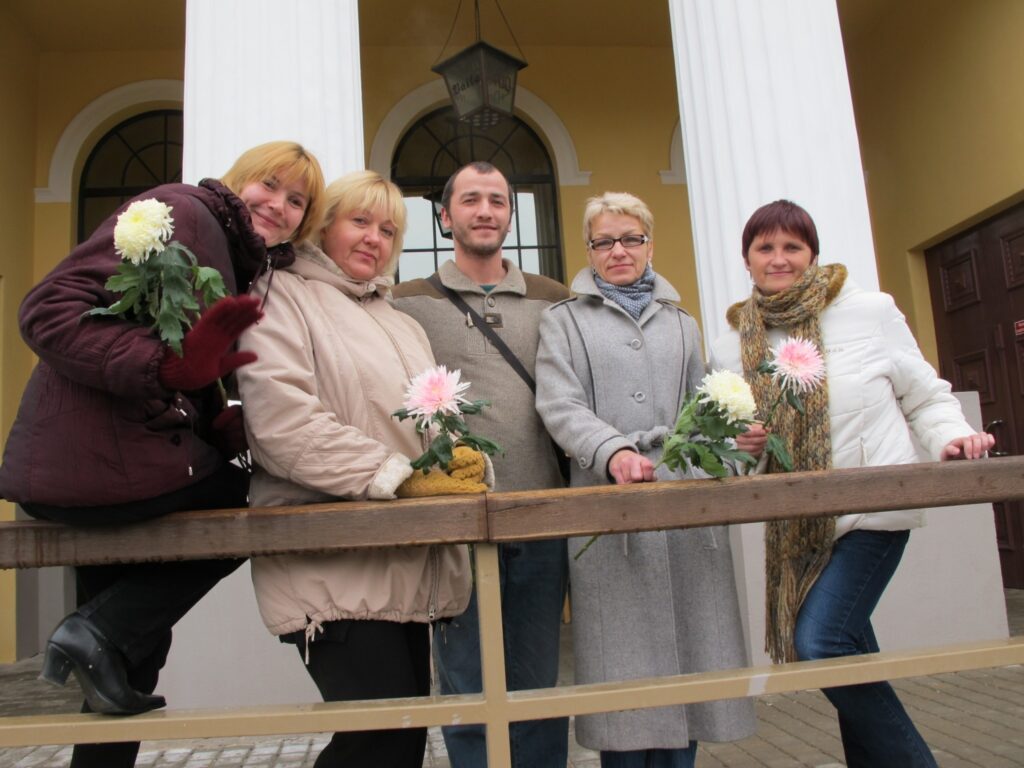  Vakar Valkas pilsētas kultūras darbinieki (no kreisās) – Līga Pandalone, iestādes vadītāja Aija Sallu, Jānis Brīdiņš, Ināra Priste un Mārīte Meļķe turpināja saņemt laba vēlējumus, lai veicas darbs izremontētajā kultūras celtnē. 
Autors: Inga Karpova