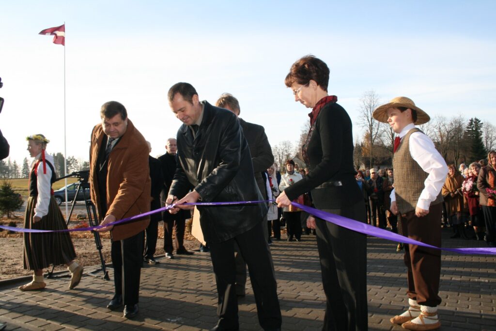 Sestdien Jaunklidzī svinīgi atklāja saieta nama jaunbūvi. Asistējot celtnieku firmas “Bazalts” valdes priekšsēdētājam Jānim Ozolam un vietējās bibliotēkas vadītājai Līgai Rābantei, lenti pirmais pārgrieza Strenču novada domes priekšsēdētājs Jānis Pētersons. 
Autors: Sandra Pētersone