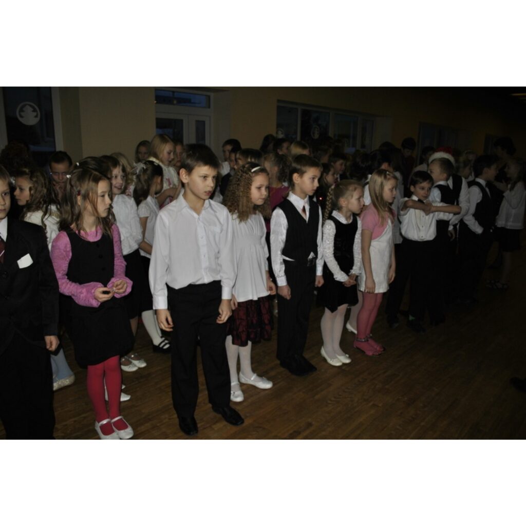 Jau no decembra sākuma Smiltenes Trīs pakalnu pamatskolas lielais kolektīvs gatavojās Ziemassvētkiem. Tika rotāta skola, skolēni mācījās dzejoļus, dziesmas un iestudēja jautru ludziņu.

Vakar, 22. decembrī, skolā notika lielais svētku...
Autors: Santa Sinka