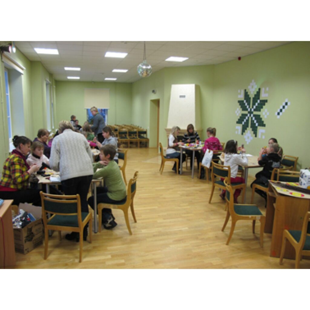 Ziemassvētku rotu gatavošana, kurā piedalījās gandrīz visas Valkas un Strenču novada skolu komandas. Radošo darbnīcu vadīja Aiga Gartmane no Trikātas pamatskolas.
Autors: Aldis Dubļāns