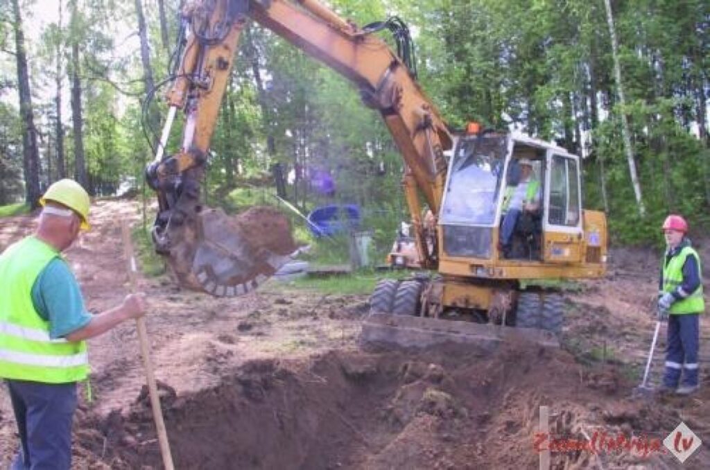 2008. gada maijs. Smiltenē, Atmodas ielas malā, jau sākušies dzeramā ūdens atdzelžošanas stacijas būvdarbi. Objektā strādā firma “JSJ Ūdensmeistars”.
Autors: Sandra Pētersone