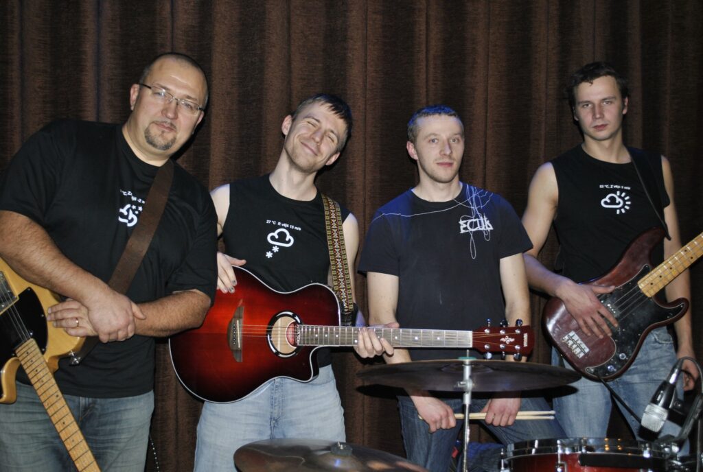 “Mākoņstūmēji” ir Smiltenes jaunākā grupa. Tajā muzicē Juris Paleps (no kreisās; elektriskā ģitāra), Māris Aizpurietis (vokāls, akustiskā ģitāra), Artūrs Tūcis (bungas) un Guntis Āboliņš (basģitāra). 
Autors: Sandra Pētersone