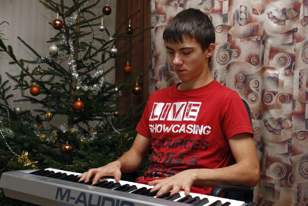 Smiltenes ģimnāzijas 11.a klases skolnieks Reinis Ūdris brīvo laiku pavada lietderīgi. Jau gadu viņš ir aizrāvies ar komponēšanu.
Autors: Jānis Ūdris