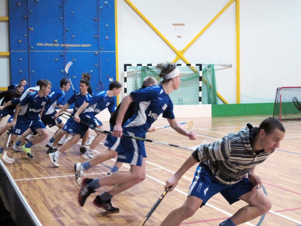 FK “Valka” florbolisti allaž pirms spēles ar īpašu rituālu sveic skatītājus. Tā notika arī otrdien. 
Autors: Aldis Dubļāns