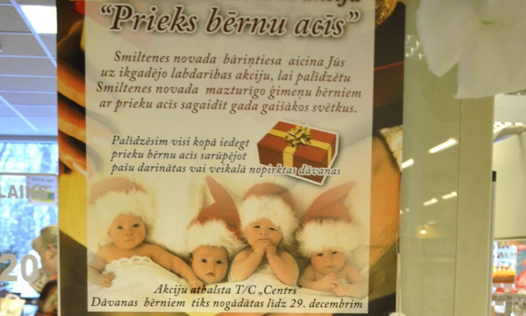 Līdz 29. decembrim ikviens no mums var šajā kastē ielikt arī savu dāvanu, lai iepriecinātu Smiltenes novada mazturīgo ģimeņu bērnus. 
Autors: Sandra Pētersone