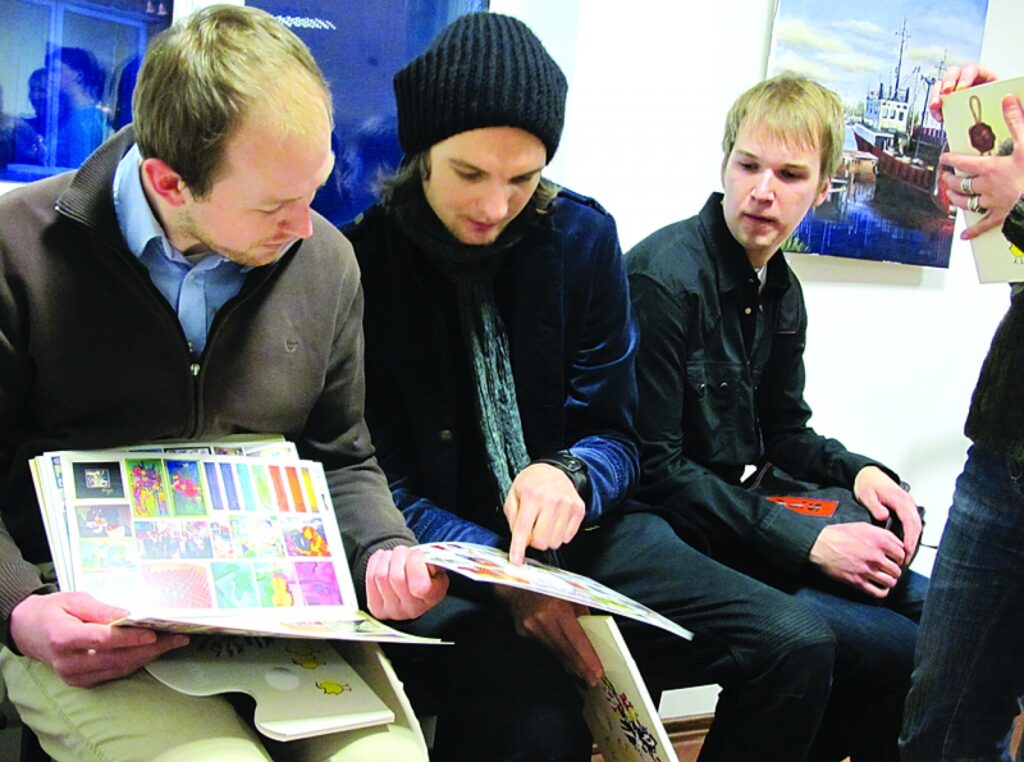 Valkas mākslas skolas absolventi Juris Induss (no kreisās), Nauris Ašenkampfs un Edijs Putniņš skata jaunizdoto bukletu un spriež par izmaiņām skolas darbā. 
Autors: Aldis Dubļāns