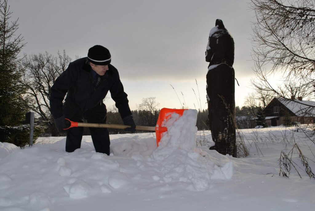 Bilskas pagasta iedzīvotājs Viesturs Jundzis šoziem vairākkārt nopūlējies, tīrot sniegu, lai tiktu ārā no mājas. Darbus pensionāram apgrūtinājis tas, ka sniega tīrītājs piebraucamā ceļa galu aizšķērsojis ar valni. 
Autors: Santa Sinka