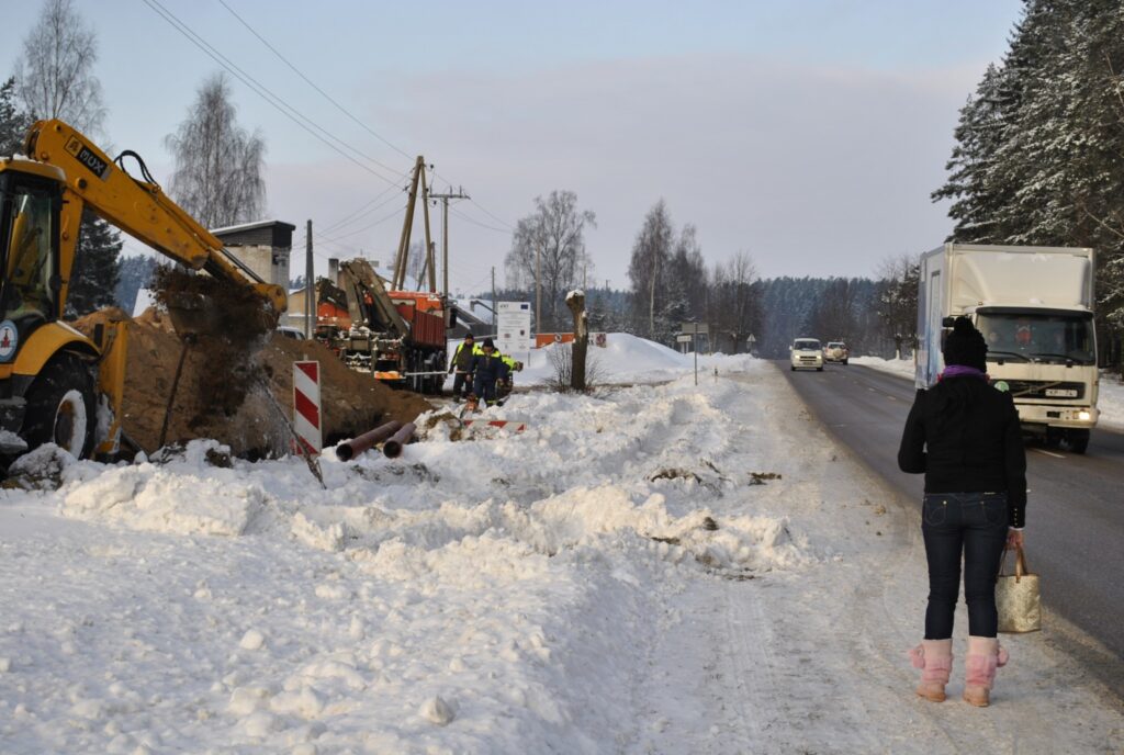 Silvas ciematā  šoziem atsevišķos posmos nav iespējams pārvietoties pa ietvi. Iedzīvotāji par savām problēmām sūdzējās “Ziemeļlatvijai”. 
Autors: Sandra Pētersone
