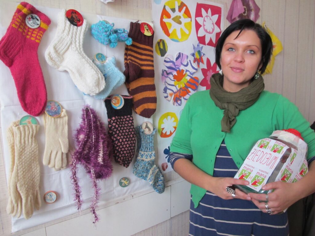 Valkas pilsētas centrā pavisam neilgu laiku darbojas “Labo darbu bodīte”. Tās pārdevēja Kristīne Bite aicina ikvienu ziedot un atbalstīt ģimenes ar bērniem.
Autors: Inga Karpova