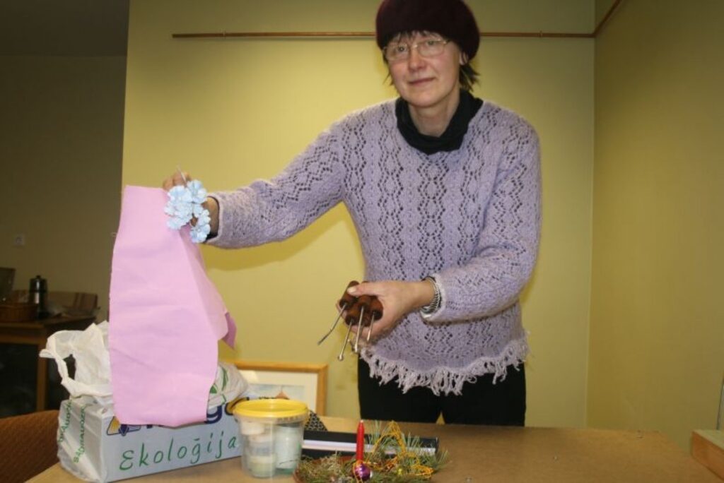 Rokdarbniece Inese Pētersone uzskata, ka auduma ziedu veidošanā var īstenot ļoti daudz ideju. 
Autors: Aivars Zilbers