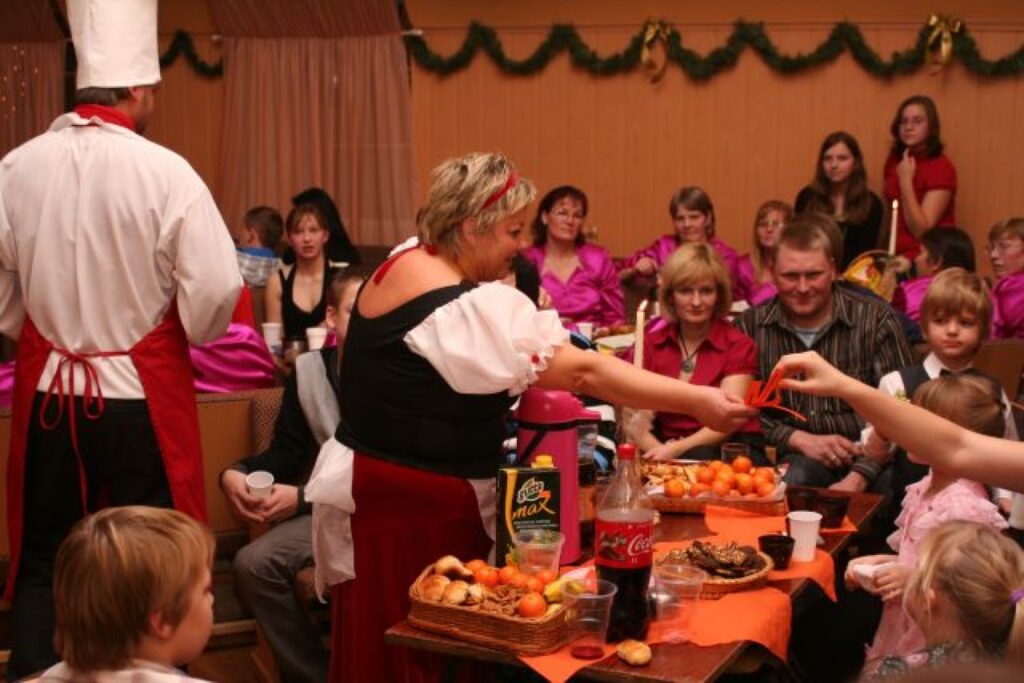 “Ko pasūtīsiet? Dziesmas, dejas, ēdienus vai dzērienus?” jautā krodziniece Vita.
Autors: No personīgā arhīva