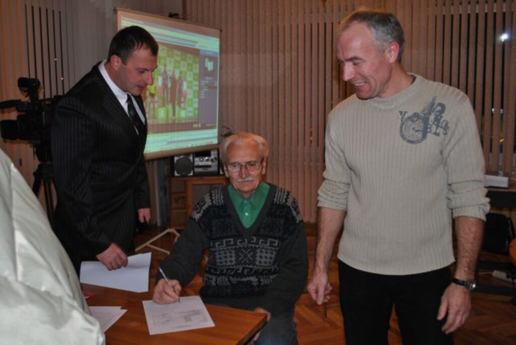 Smiltenes sporta centru arī turpmāk vadīs Guntars Markss (no labās). Kopā ar Ivaru Eisleru (vidū) un citiem valdes locekļiem viņam būs jāapspriež arī  BMX kluba “Silvas ziķeri” vadītāja Ģirta Kātiņa ierosinājums noteikt kritērijus prioritāro sporta veidu izvēlei.
Autors: Sandra Pētersone