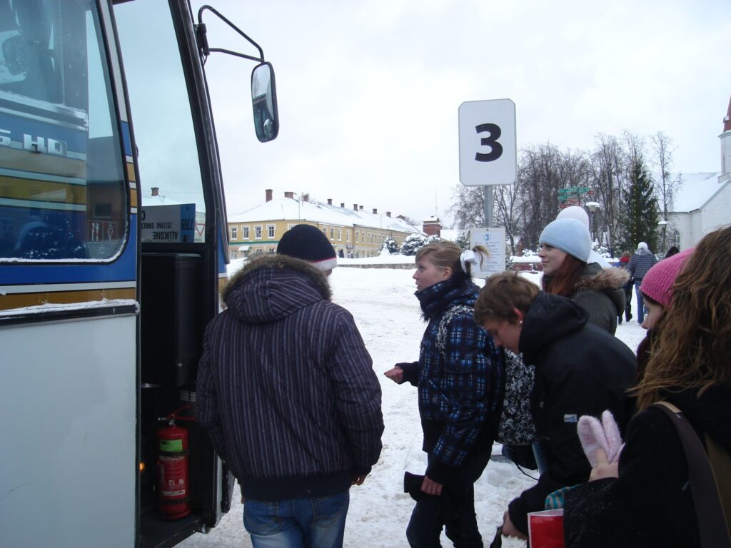  Arī Smiltenes autoostā beidzot ierīkotas numurētas pasažieru iekāpšanas vietas. Uzņēmuma vadība vēros cilvēku atsaucību.
Autors: Sandra Pētersone