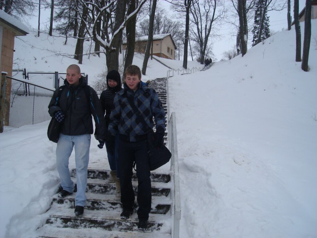 Tehnikuma audzēkņiem Kalnamuižas kāpnes nav šķērslis, toties cilvēkiem gados un ar kustību traucējumiem tā ir smaga fiziska slodze, lai nokļūtu Smiltenes pagasta pārvaldes ēkā (attēlā aizmugurē), uzskata pagasta  iedzīvotāja Margita Krišjāne. 
Autors: Sandra Pētersone