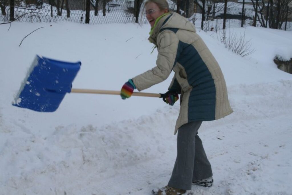 Valcēniete Māra Petersena-Bondare uzskata, ka ikviens var pielikt roku cīņā pret sniegu un aicina šodien valcēniešus vismaz stundu patīrīt pagalmu pie savām mājām. 
Autors: Aivars Zilbers