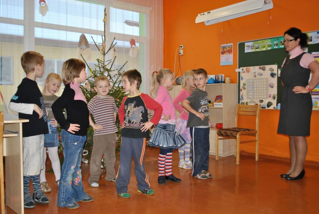 Skolotāja Ramona Moisejeva šonedēļ māca Launkalnes pirmsskolas grupiņai Ziemassvētku dziesmas angļu valodā. Visi bērni  jau prot dažus vārdus angliski, un 1. klasē nebūs iesācēji. 
Autors: Sandra Pētersone