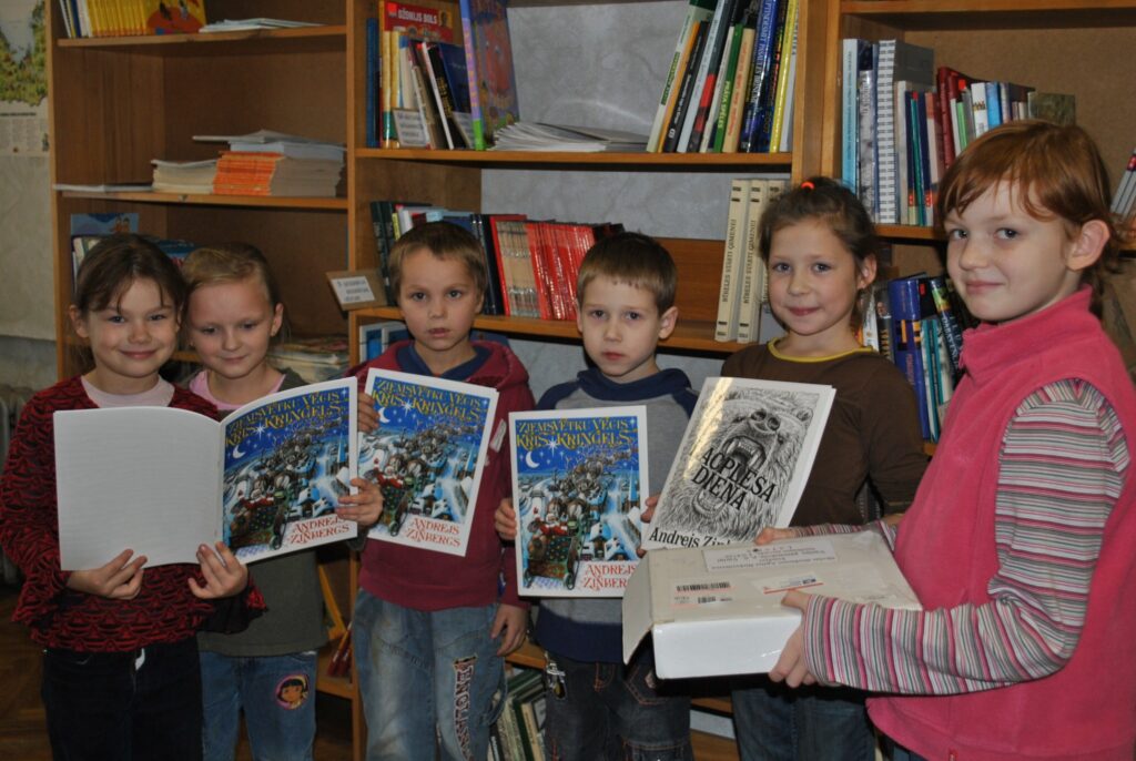 No Amerikas atsūtīto Ziemassvētku dāvanu Variņu pamatskolas “pirmīši” izpētīja ar lielu interesi. Skolas direktore Agita Birkenšteina trešdien no pasta atveda rakstnieka Andreja Zinberga atsūtītās grāmatas. 
Autors: Sandra Pētersone