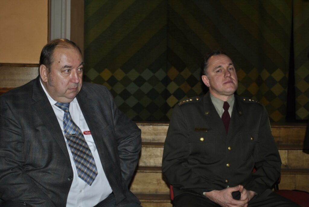  Iedzīvotāju vērtējumu dzird arī paši kandidāti. Jāpiebilst, ka 23. decembra Smiltenes novada domes sēdē deputāti izteiks savu viedokli un balsos par kādu no pretendentiem. Blomēniešu viedoklis būs kā 16 deputāta balss. Nepārprotami, tā būs par labu Gaidim Bogdanovam (no labās).
Autors: Santa Sinka