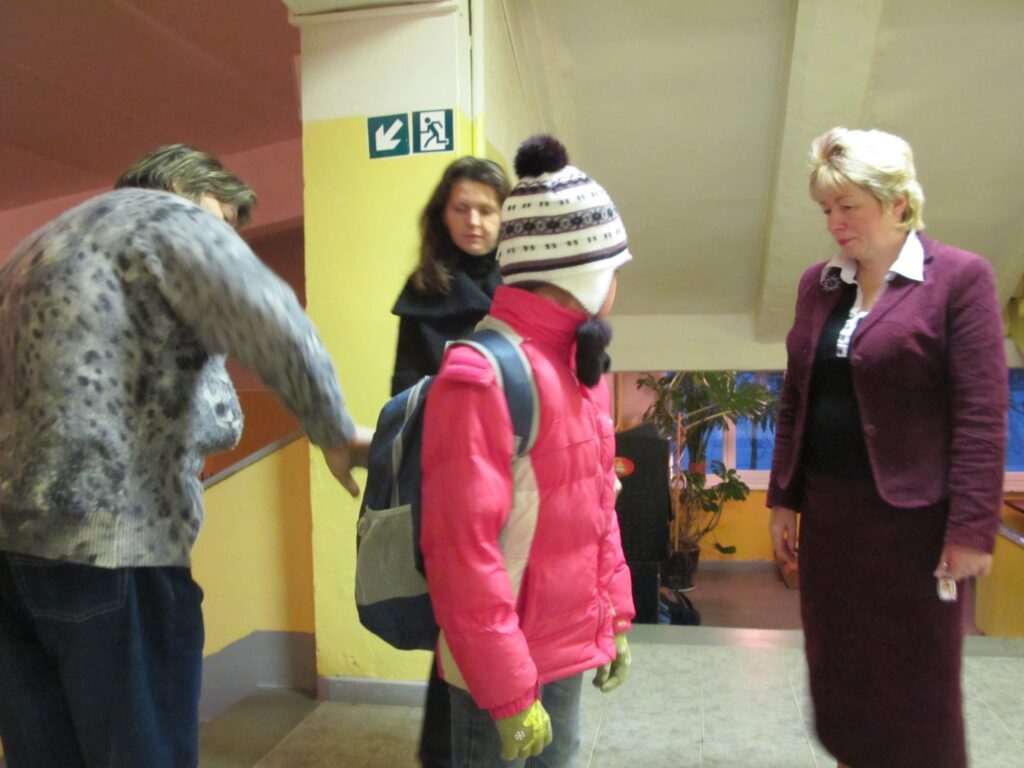 Valkas pamatskolas vecāku padomes pārstāvji – Agita Mežecka (no kreisās) un Sņežana Makaruka - kopā ar nepilngadīgo lietu inspektori Ilzi Ivani skolēniem pārbaudīja atstarotājus. 
Autors: Inga Karpova