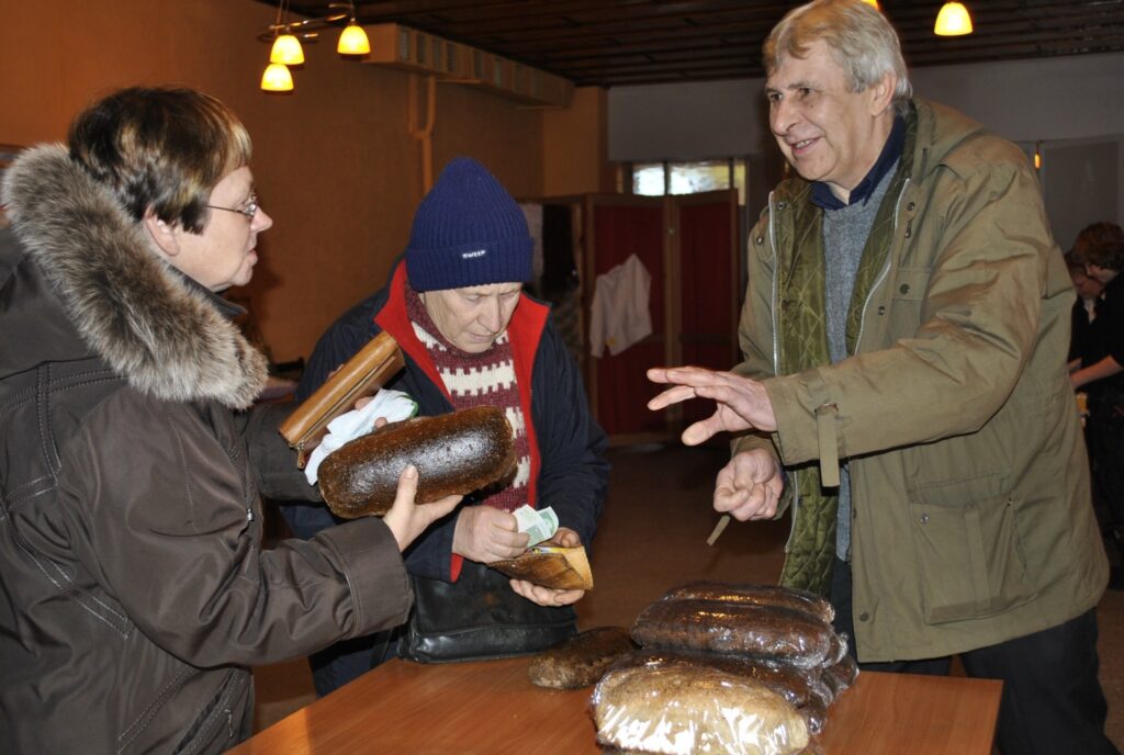 Smiltenes tehnikuma ķīmijas skolotāja Jāņa Valdmaņa ceptajai maizītei no rudzu miltiem ēdāju Palsmanē netrūka. Svētdien pagastā ar koncertu un tirdziņu atzīmēja otro adventi. 
Autors: Sandra Pētersone