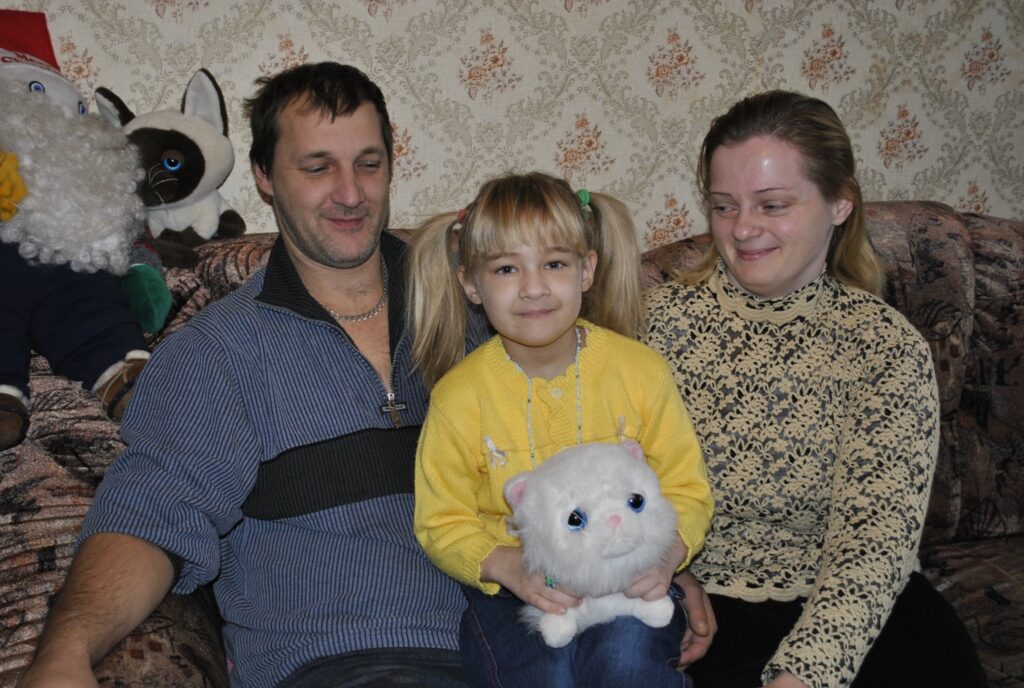 Smilteniešu Ligitas un Ģirta Augstkalnu laime nav ne izmērāma, ne aprakstāma. Viņu meitiņa Airita var svinēt divas dzimšanas dienas, - īsto un to dienu, kad viņu izglāba Hamburgas ārsti un daudzu cilvēku labās domas. 
Autors: Sandra Pētersone