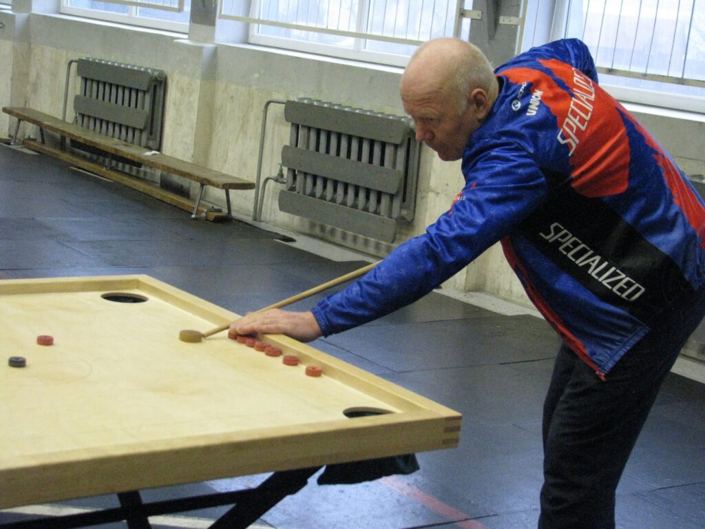 Velobraucējs un slēpotājs Aivars Grinbergs šoreiz veiksmīgi startēja Alūksnes un Apes novada apvienotajās  sacensībās novusā, izcīnot čempiona titulu. 
Autors: no Aivara Grinberga personīgā arhīva