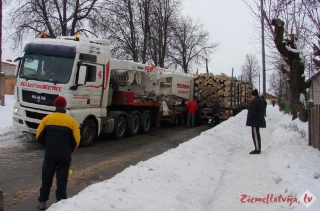 Piektdien pēcpusdienā  Daugavas jeb tranzītielas posmā uz vairākām stundām bija slēgta satiksme, jo iela par šauru izrādījās baļķvedējam un smagajai mašīnai ar puspiekabi, uz kuras atradās negabarīta krava. 
Autors: Santa Sinka