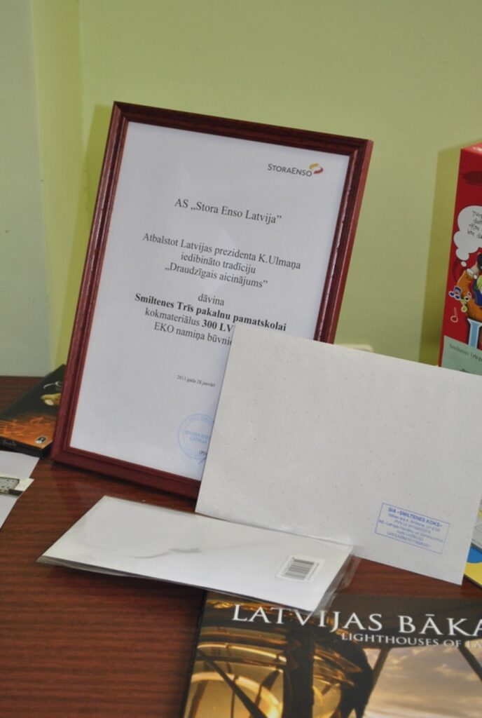 Atbalstot valsts prezidenta Kārļa Ulmaņa tradīciju “Draudzīgais aicinājums”, AS “Stora Enso Latvija” dāvina kokmateriālus trīssimt latu vērtībā  EKO namiņa būvniecībai. Tuvākajā nākotnē Eko namiņš tiks uzcelts zaļajā zonā skolas priekšā.
Autors: Santa Sinka