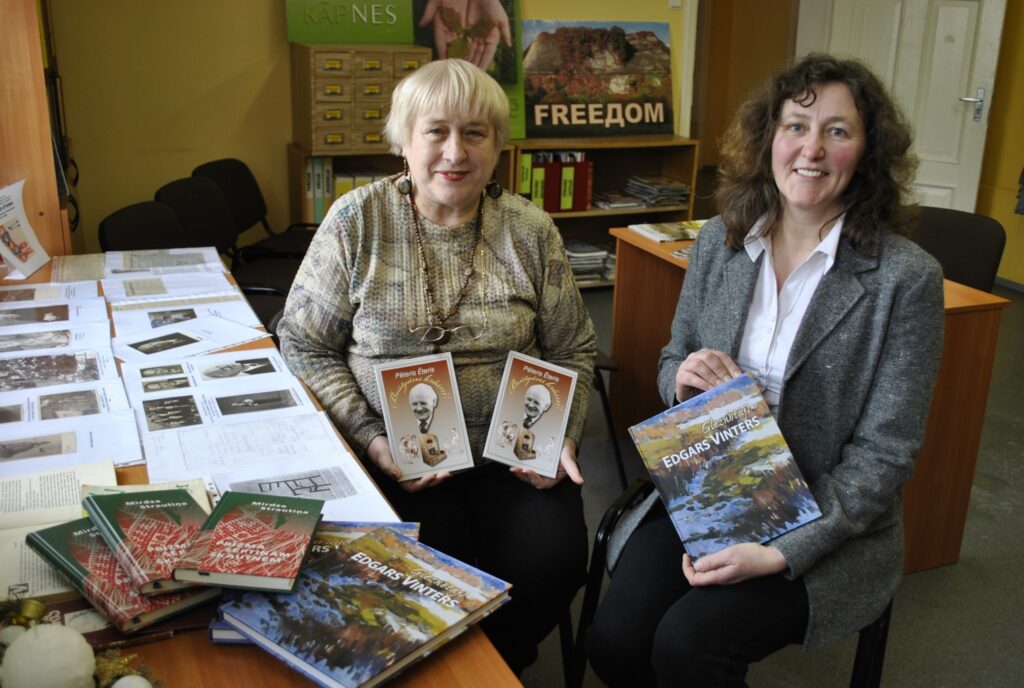 Smiltenes pilsētas bibliotēkas direktore Zaiga Krūmiņa (no kreisās) un bibliotekāre Vita Rutka ir priecīgas. Atis Sausnītis un Kārlis Sausnītis uzdāvinājuši bibliotēkai jaunas grāmatas, kas saistītas ar Smilteni.
Autors: Sandra Pētersone