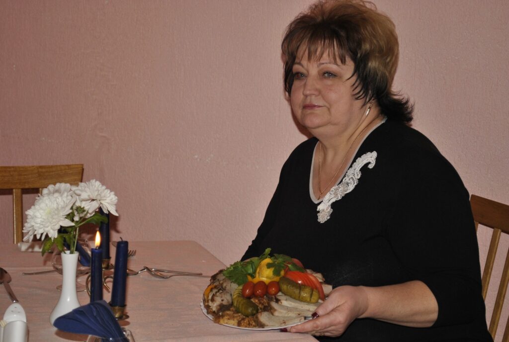 Smiltenietei Astrīdai Pinkovskai vislabāk patīk gatavot un arī pašai ēst gaļas ēdienus. Viņas firmas ēdiens ir kotletes, bet daudzi ar gardu muti notiesā arī citas gaļiņas.
Autors: Sandra Pētersone