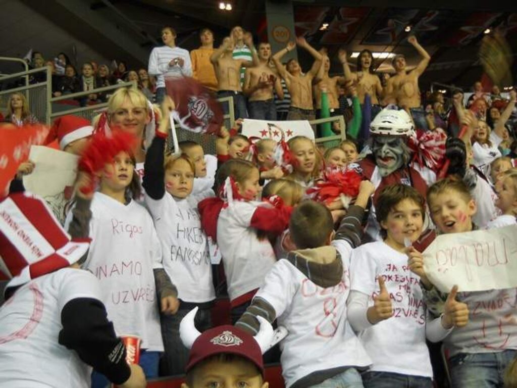 Izrādās, ka Smiltenes Trīs pakalnu pamatskolas skolēni kopā ar skolotāju Līgu Osmu ir lieli hokeja komandas “Dinamo Rīga” fani. Pateicoties atraktivitātei, smilteniešiem vairākkārt radās iespēja spēles vērot klātienē. Skolēni par to bija sajūsmā.
Autors: No personīgā arhīva