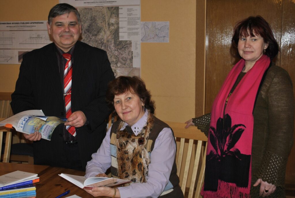 Smiltenes novada Izglītības pārvaldes vadītājs Tālis Jaunzemis, skolotājas Regīna  Melzoba  un Ilga Kušnere ir pārliecināti, ka humānā pedagoģija bagātina skolēnu garīgo pasauli. 
Autors: Sandra Pētersone