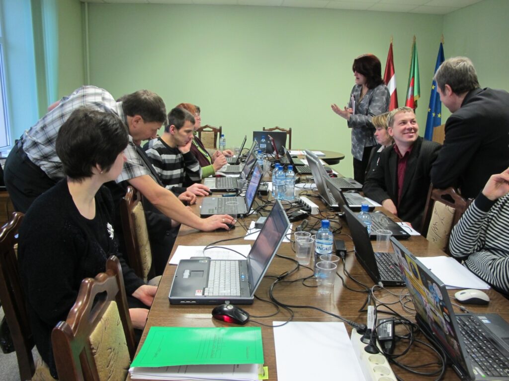 Otrdien Valkas novada deputāti pirmo reizi Finanšu komitejas sēdē ierasto papīru kalnu vietā strādāta ar portatīvajiem datoriem. 
Autors: Inga Karpova