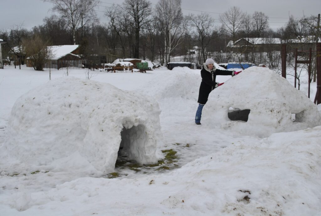 “Vēl dēls cer kopā ar tēti uzcelt sniegavīru,” smaida variniete Austra Ķīķe. Viņas dzīvesbiedrs Jānis Jēkabsons turpina tradīciju un arī šogad pagalmā uzcēlis sniega pilsētiņu
Autors: Sandra Pētersone