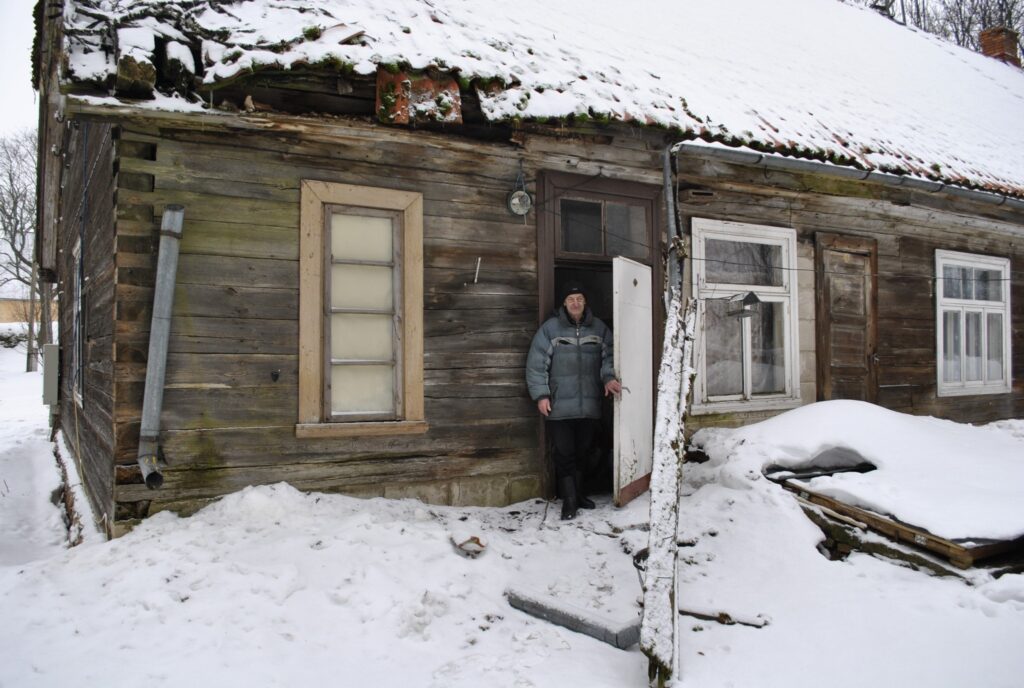 Smiltenes pagasta Kalnamuižas 26 īrnieks Ziedonis Jānis Paeglis atviegloti uzelpo, ka mazdēls nav smagi cietis, kad viņam virsū uzkrita baļķis un lietusūdens notekcaurule. 
Autors: Sandra Pētersone