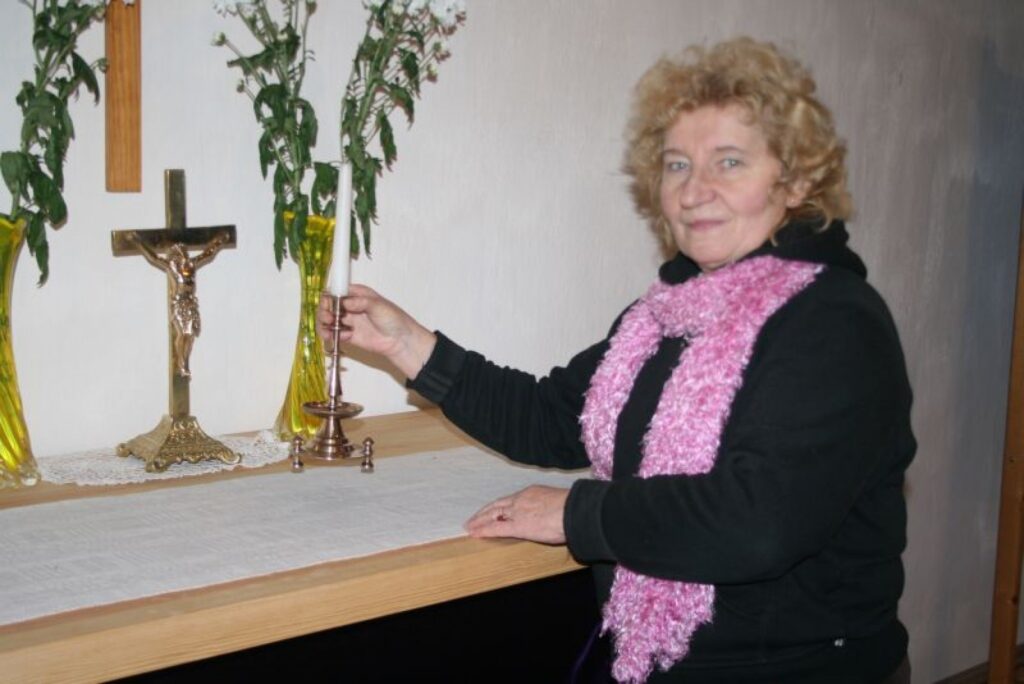 Ēveles luterāņu baznīcas draudzes priekšniece Skaidrīte Kalniņa uzskata, ka ar Dieva vārdu cilvēks spēj pārvarēt daudz grūtību.
Autors: Aivars Zilbers