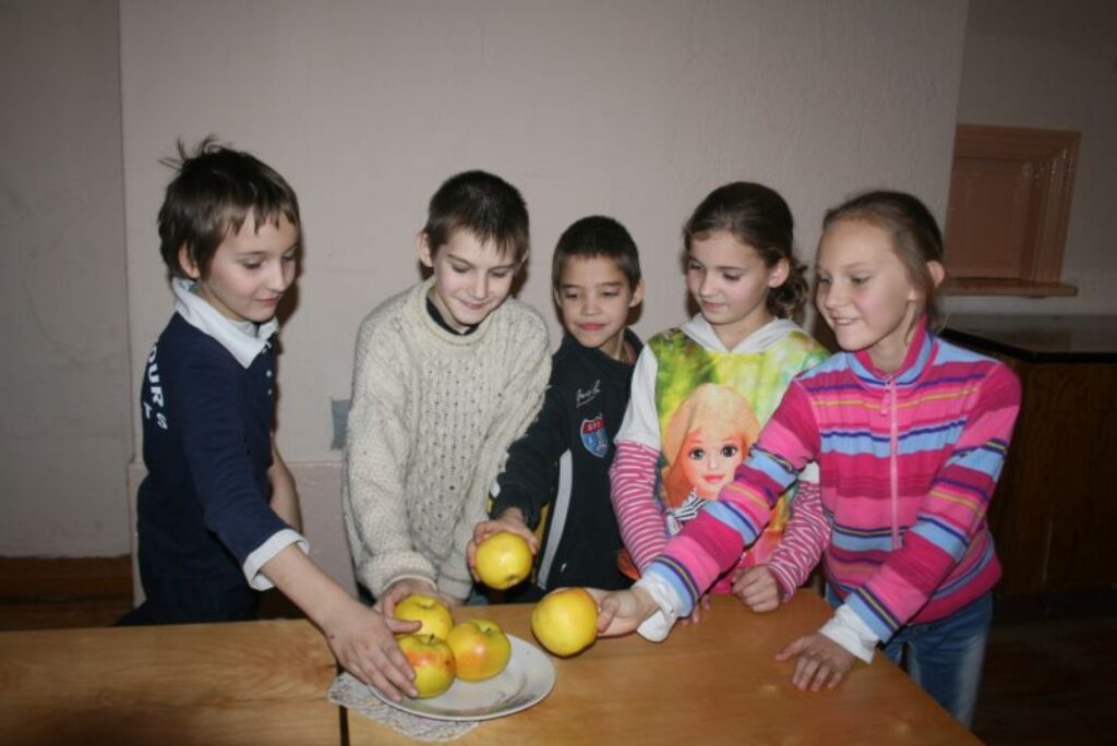 Ēveles pamatskolas skolēni atzīst, ka āboli ir ļoti garšīgi.
Autors: Aivars Zilbers