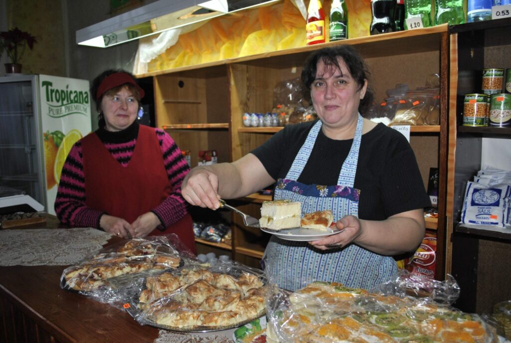 Mēru iedzīvotāja Brigita Zvaigznīte (no kreisās) bez darba bija gadu, bet Jeļena Kondratjeva vismaz sešus. Abas pērn decembrī spēra visnotaļ drosmīgu soli un vienā no Mēru muižas ēkas telpām atvēra savu kafejnīcu. Abas sievietes ļoti gribētu, ka Mēros atgrieztos tāda dzīvība kā pirms gadiem pieciem, desmit, citādi viss iet uz grunti.
Autors: Santa Sinka