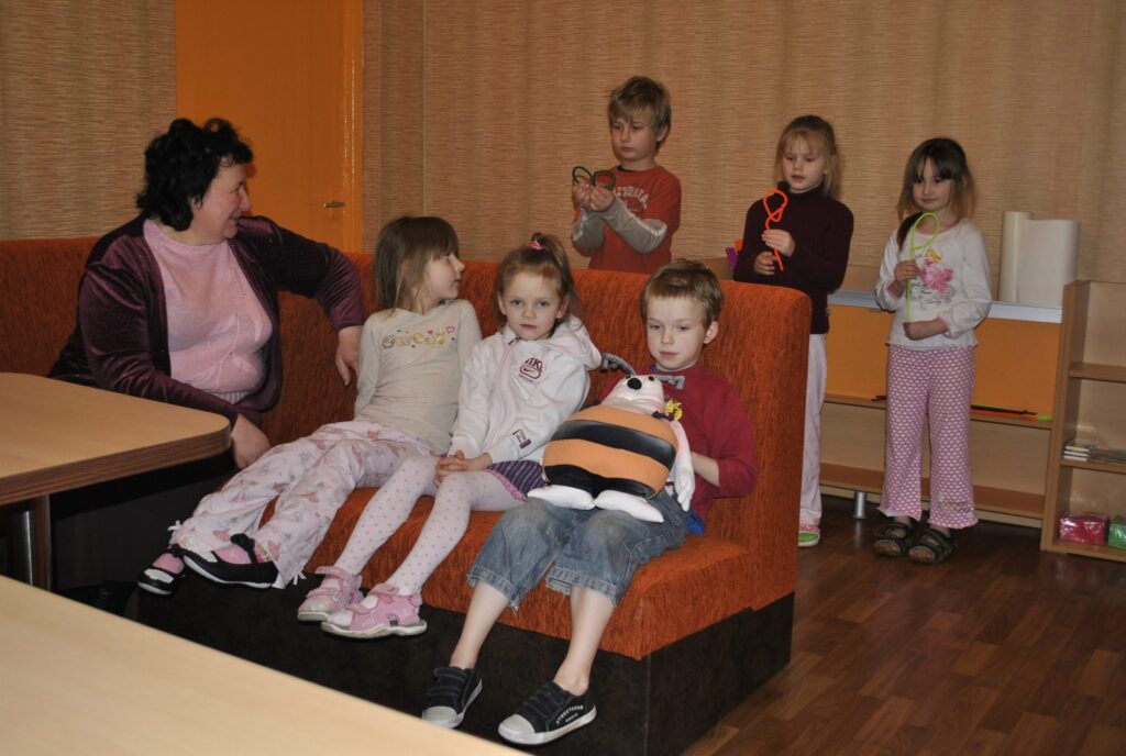 Palsmanes bērnudārzā jaunajai relaksācijas telpai dots “Kamenītes” vārds. “Te ir daudz oranžās krāsas. Bērniem patīk,” smaida bērnudārza vadītāja Līga Ramane.
Autors: Sandra Pētersone