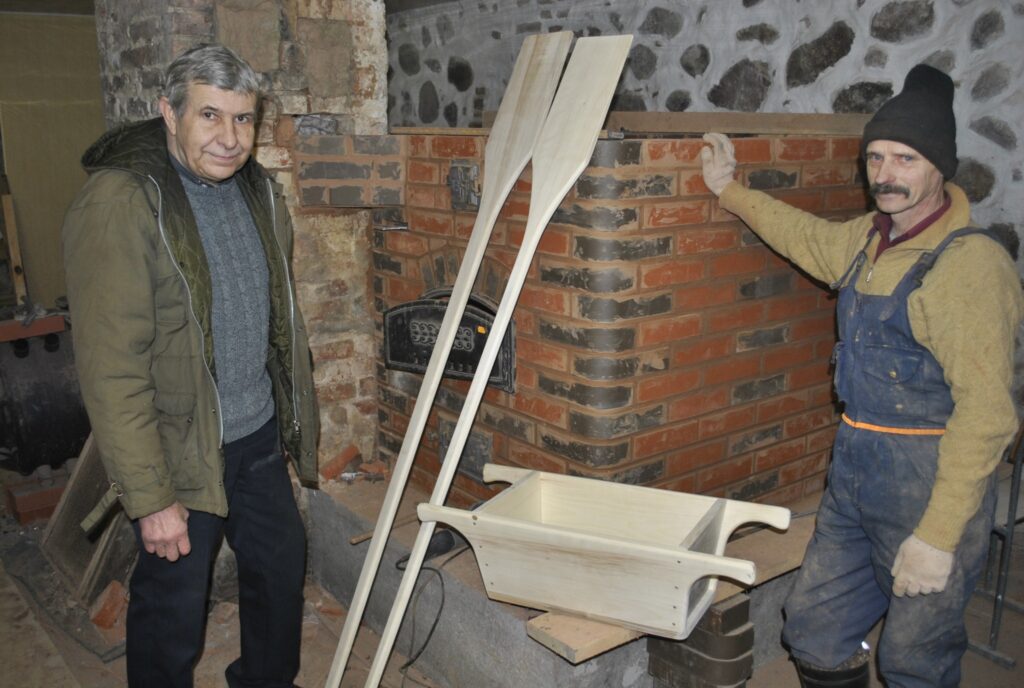 Aivars Dūmiņš (no labās) krāsni pabeigs šonedēļ, bet skolotājs Jānis Valdmanis pie maizes cepšanas tiks pēc mēneša, liekot lietā Grundzāles amatnieka Andra Namnieka darinātās lizes un abru. 
Autors: Sandra Pētersone